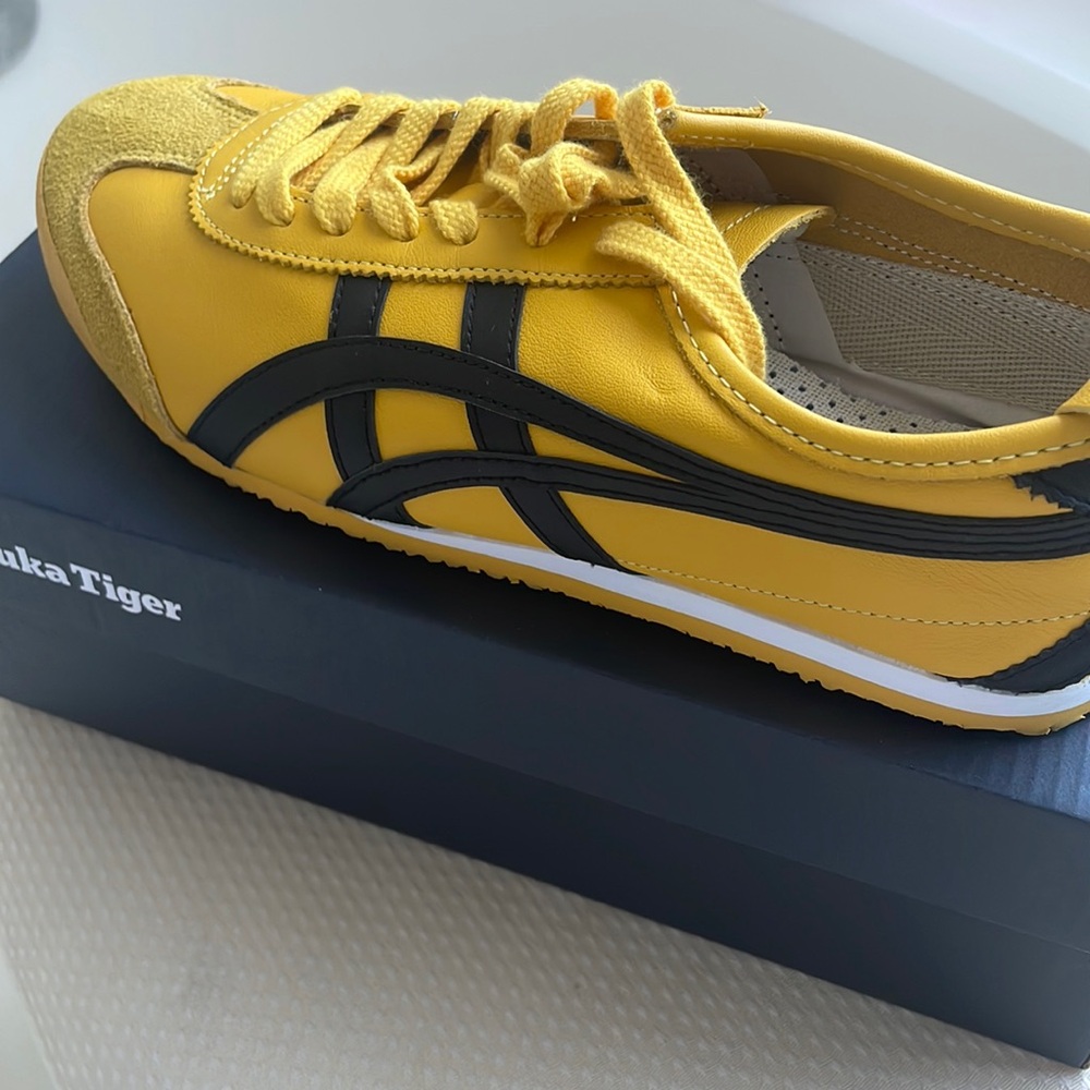 Onitsuka tiger 
Kill bill size 7 1/2